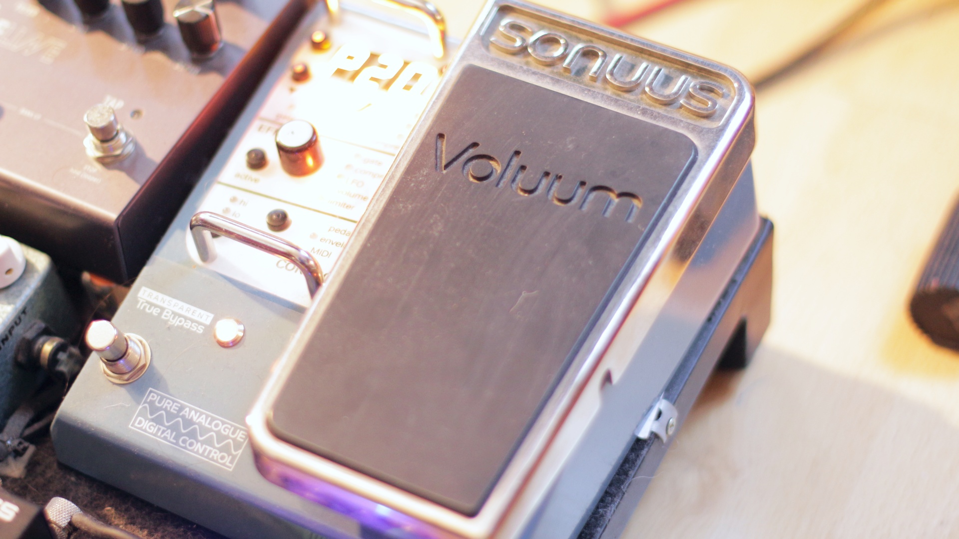 Sonuus Voluum effects pedal on a pedal board